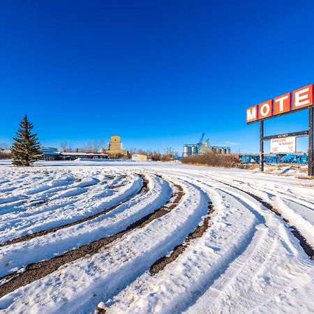 Blue Horse Motel Beiseker Экстерьер фото