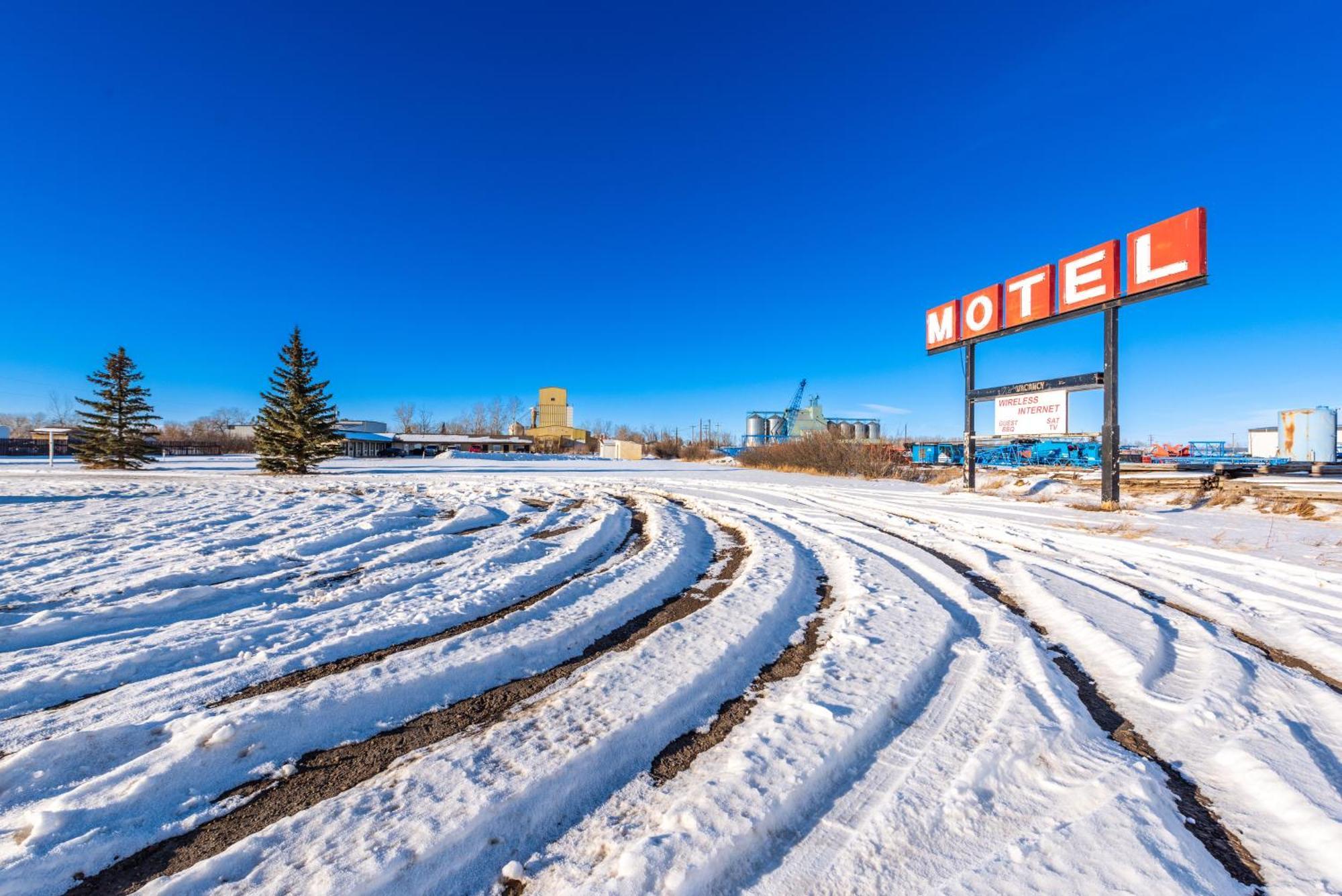Blue Horse Motel Beiseker Экстерьер фото