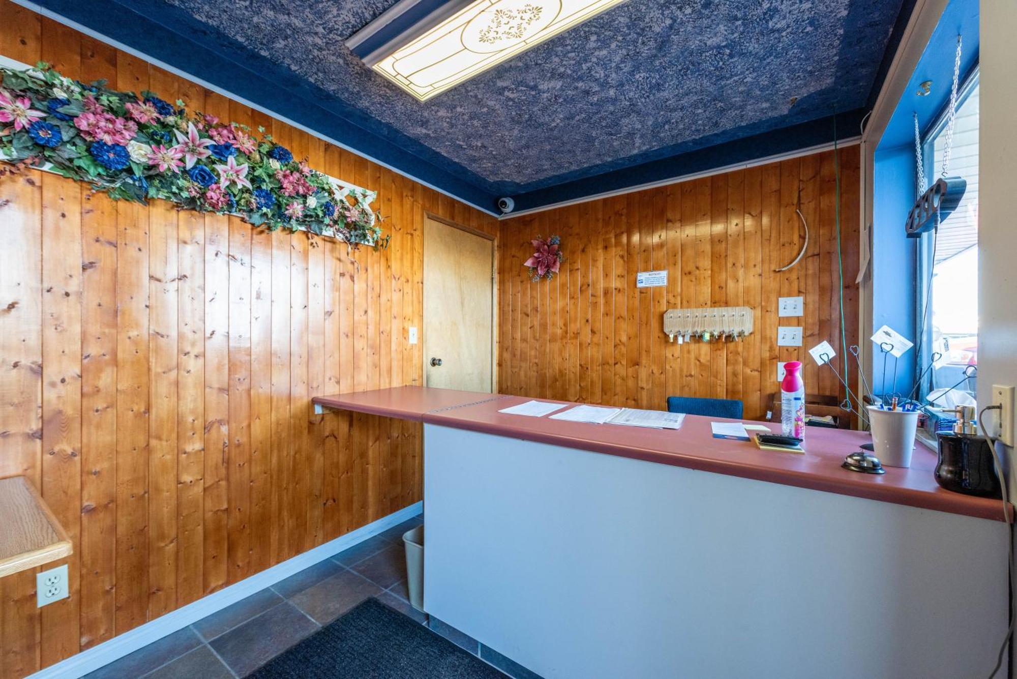 Blue Horse Motel Beiseker Экстерьер фото
