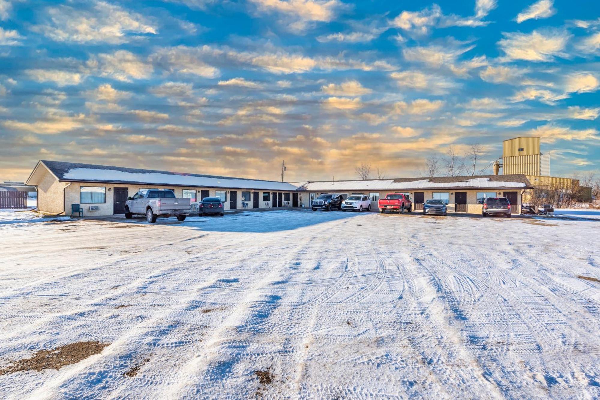 Blue Horse Motel Beiseker Экстерьер фото