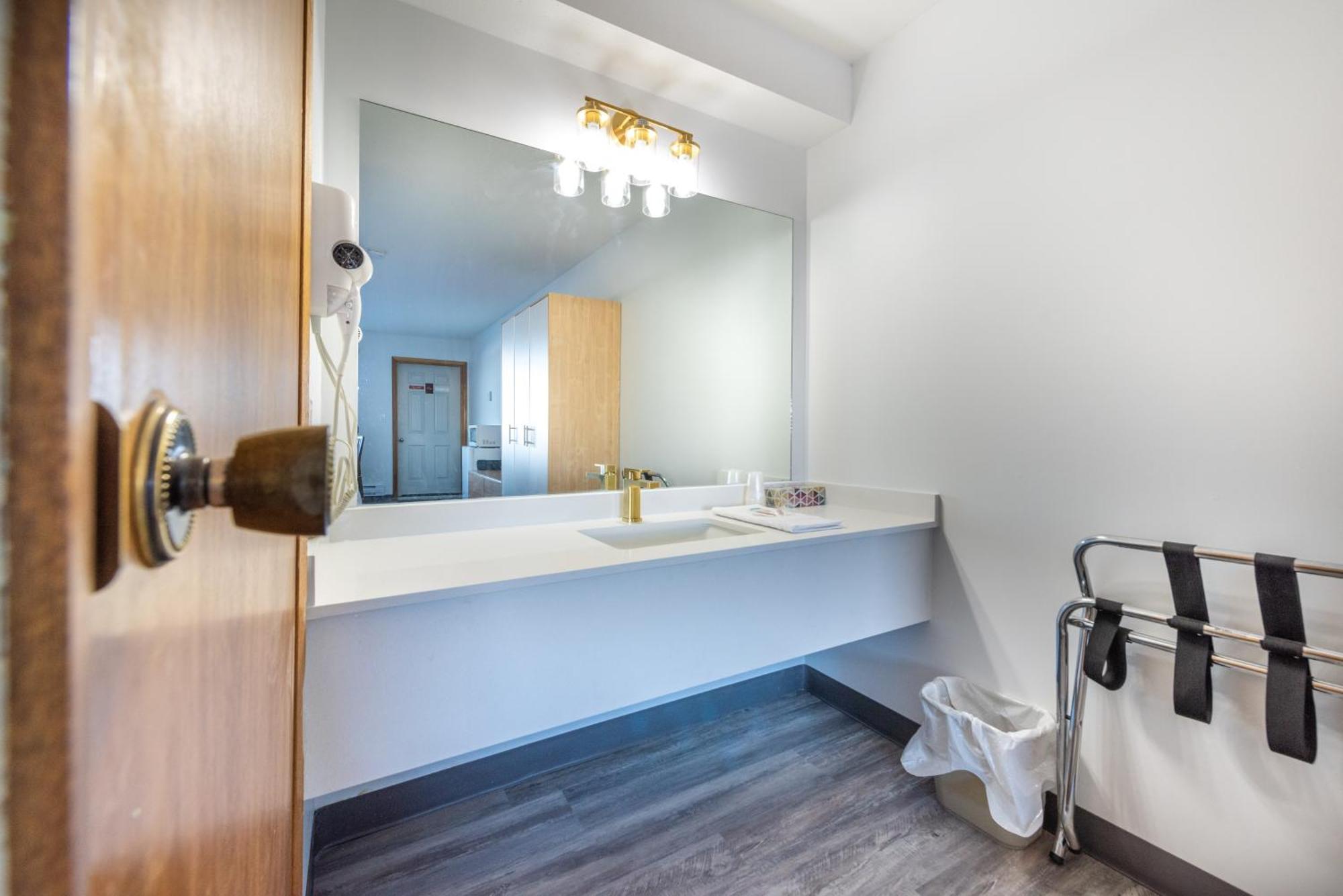 Blue Horse Motel Beiseker Экстерьер фото